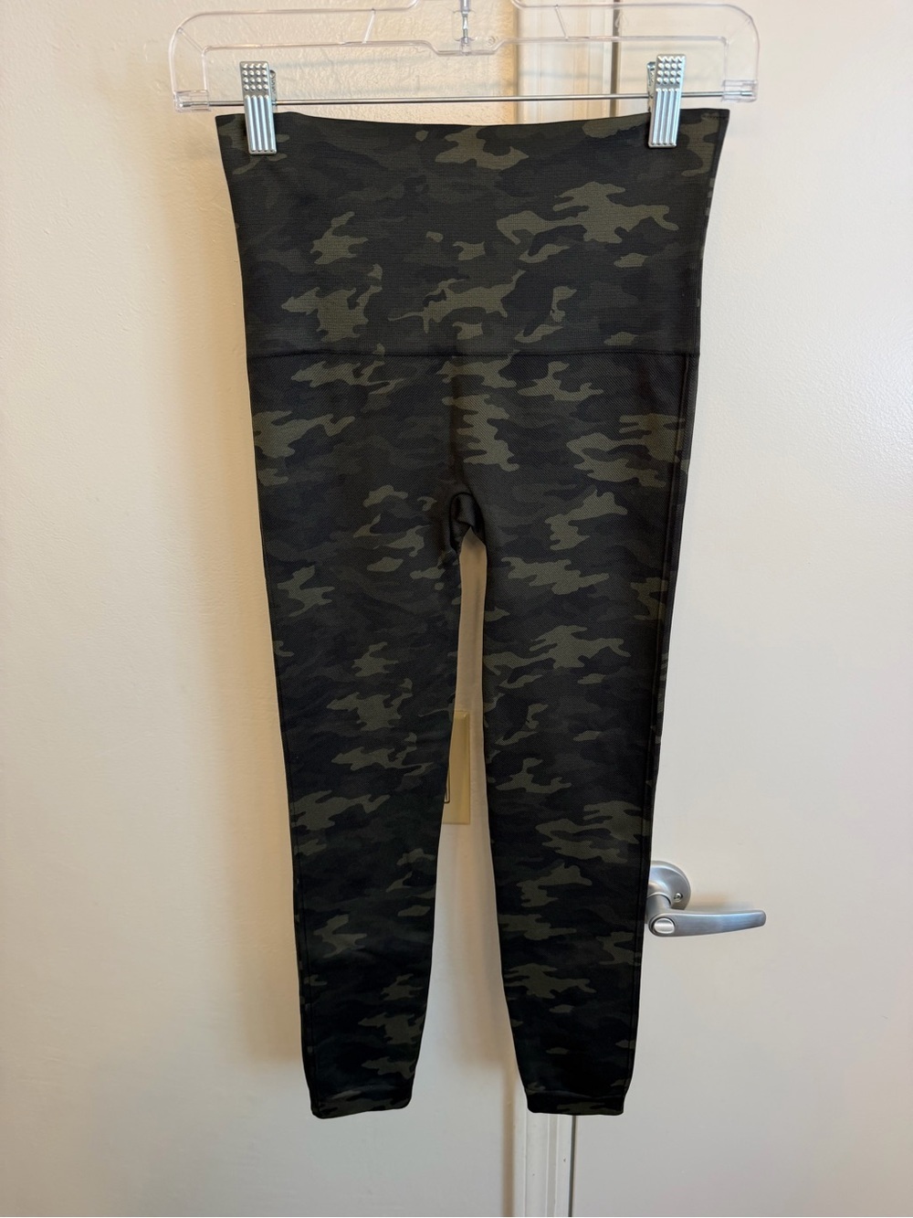 SPANX Look At Me Now Seamless Camo Leggings in Green Size Medium